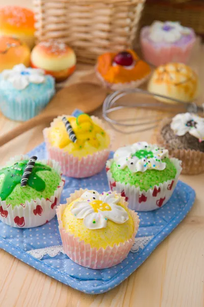 Lemonade cup cakes with a lot of bread pastry background — Stock Photo, Image