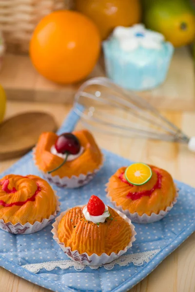 Varias tartas de frutas y panes disparados con diversos fondos — Foto de Stock