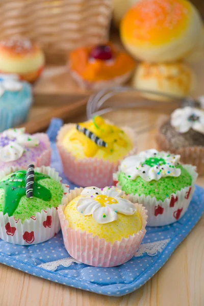 Cup cakes met een heleboel brood gebak achtergrond — Stockfoto