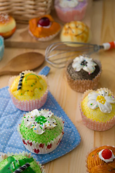 Cup cakes met een heleboel brood gebak achtergrond — Stockfoto