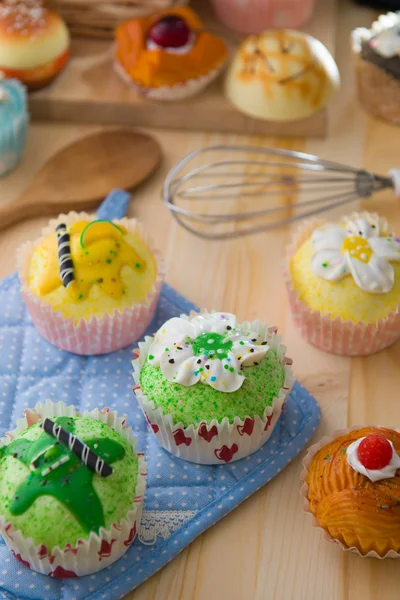 Cup cakes met een heleboel brood gebak achtergrond — Stockfoto