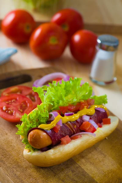 Hot dog rychlé občerstvení s dostatkem surovin na poz — Stock fotografie