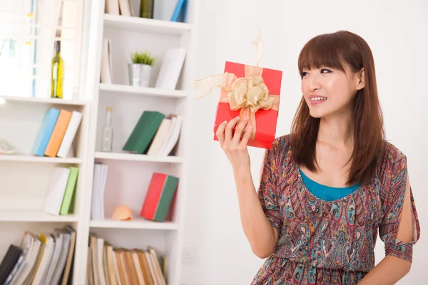 Japoński kobieta szczęśliwy otrzymujący prezent z styl życia tło — Zdjęcie stockowe