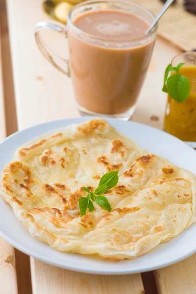 Roti canai e teh tarik, bebida muito famosa e comida na Malásia — Fotografia de Stock