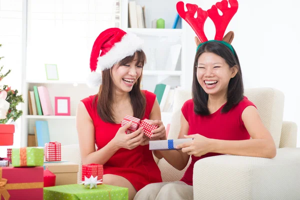 Chinesische Freundinnen während einer Weihnachtsfeier — Stockfoto