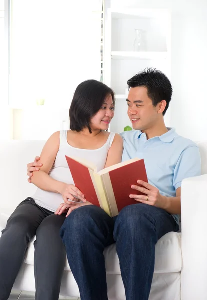 Chinês gravidez marido e mulher estilo de vida foto leitura livro — Fotografia de Stock