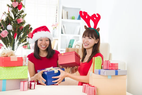 Amigas chinas durante una celebración de Navidad — Foto de Stock