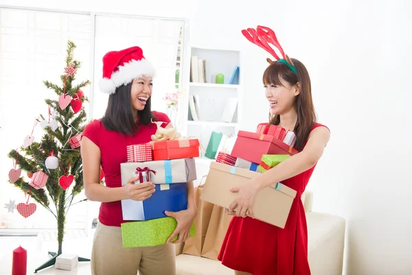 在圣诞庆祝活动期间的中国女孩朋友。 — 图库照片