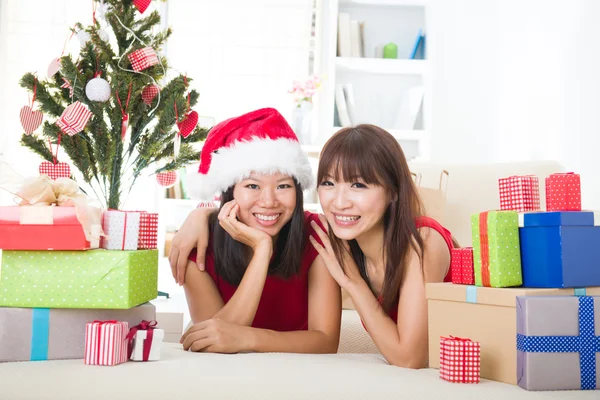 Meninas amigas chinesas durante uma celebração de Natal — Fotografia de Stock