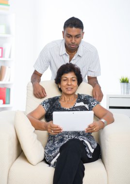 Punjab elbisesiyle Punjab ailesi, anne ve oğlu