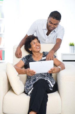 Punjab elbisesiyle Punjab ailesi, anne ve oğlu