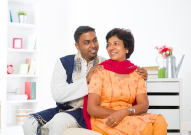 Punjab elbisesiyle Punjab ailesi, anne ve oğlu