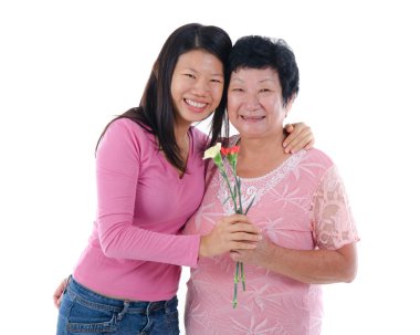 mutlu Asya Çin anne ve kızı karanfil ile kablosuz çiçek