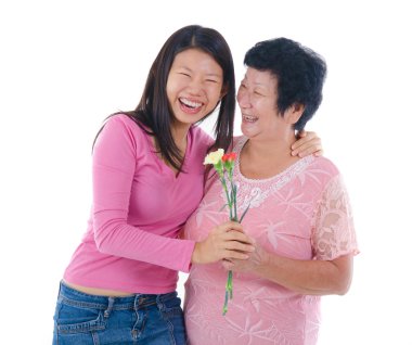 mutlu Asya Çin anne ve kızı karanfil ile kablosuz çiçek