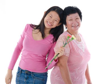 mutlu Asya Çin anne ve kızı karanfil ile kablosuz çiçek