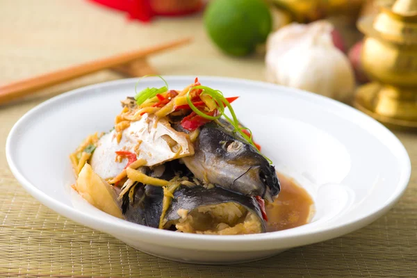 Ånga fisk huvudet sojasås, patin silver havskatt kokt med chi — Stockfoto