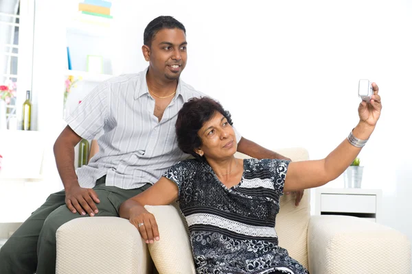 Indiase familie levensstijl foto, de zoon en de moeder nemen zelf foto — Stockfoto