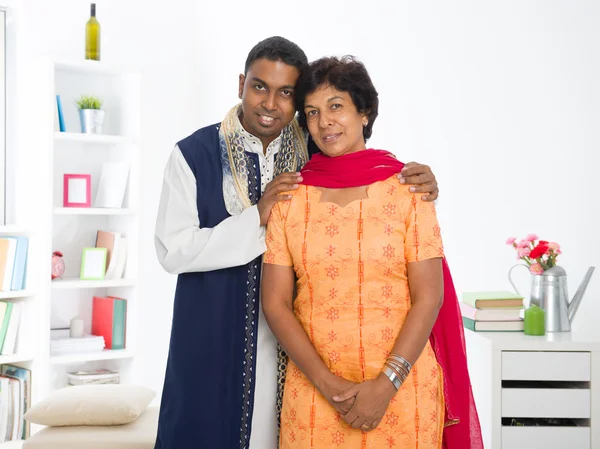 Punjabi família, mãe e filho com vestido punjab tradicional — Fotografia de Stock