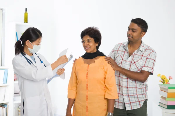 Indiana punjabi sênior médico check-up com um asiático fêmea docto — Fotografia de Stock