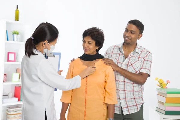 Indiana punjabi sênior médico check-up com um asiático fêmea docto — Fotografia de Stock