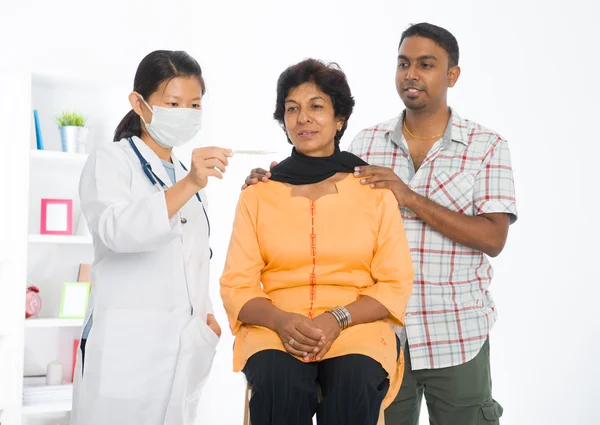 Indiana punjabi sênior médico check-up com um asiático fêmea docto — Fotografia de Stock