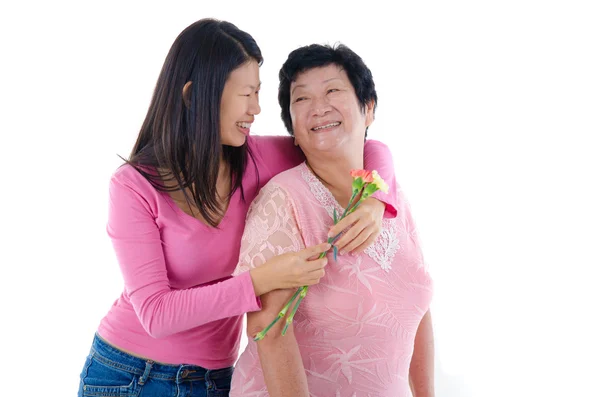 Happy Asian Chinese Mother and Daughter with carnation flower wi — Stock Photo, Image