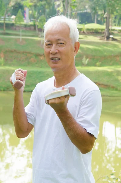 Koreanisch asiatisch senior mann gesund lebensstil working out auf ein park — Stockfoto