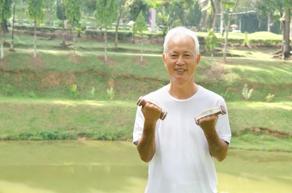 Kinesisk asiatiska senior man hälsosam livsstil arbetar på en park — Stockfoto