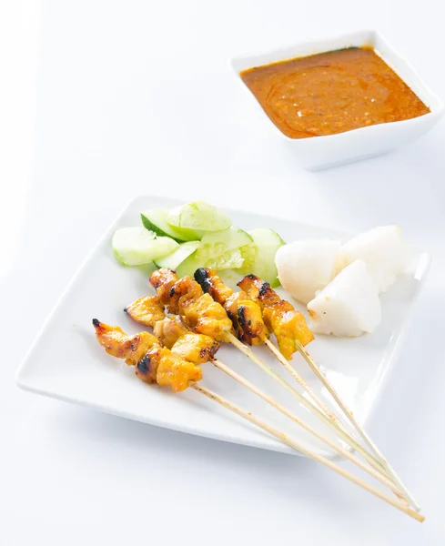 Satay gebratenes Dönerfleisch isoliert auf weiß — Stockfoto