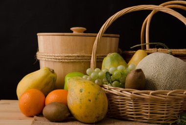 koyu arka plan içinde meyve