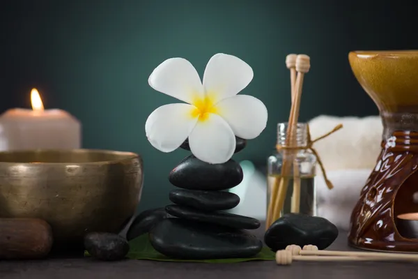Gestapelte heiße Steine für Massage-Spa und Frangipani mit grünem Bac — Stockfoto