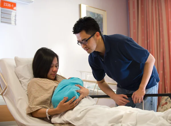Asiatique nouveau-né bébé fille et papa à l'hôpital — Photo