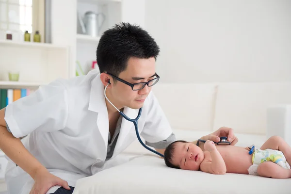 Bien parecido médico asiático y bebé recién nacido en la clínica —  Fotos de Stock