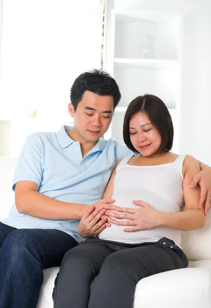 中国の妊娠中の母親と彼女の夫 — ストック写真