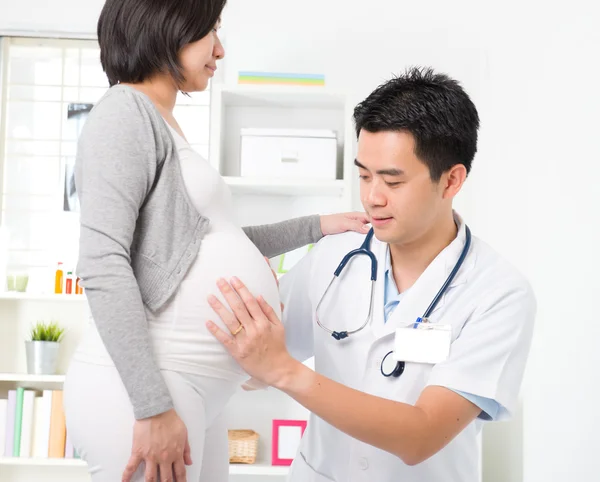 Asian medical male doctor performing pregnancy check up — Stock Photo, Image