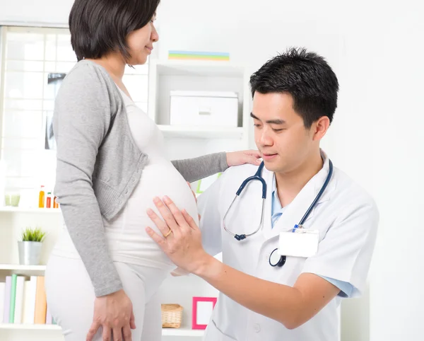 Asiático médico masculino médico realización embarazo chequeo —  Fotos de Stock