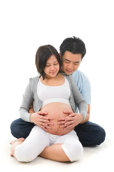 Κινεζική έγκυος μητέρα και ο σύζυγός της — Φωτογραφία Αρχείου