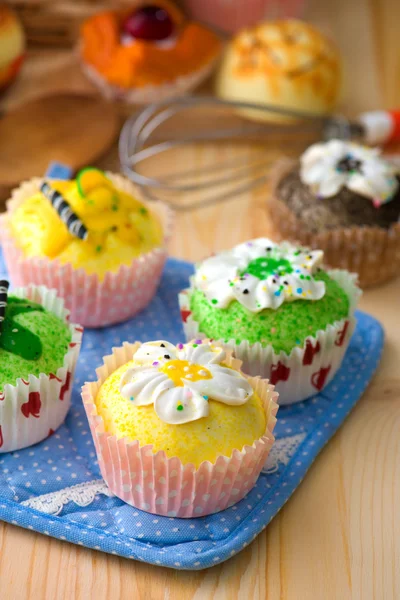 Cup cakes met een heleboel brood gebak achtergrond — Stockfoto