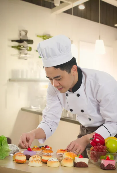 Asian chinese chef preparing foods for his customer with kitchen — Stock Photo, Image