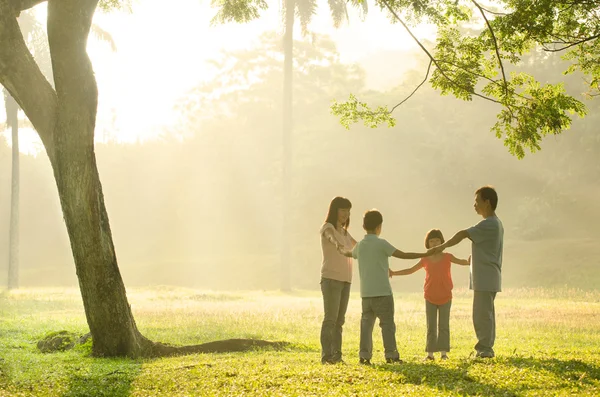 快乐亚洲家庭有质量时间玩在室外 gr — 图库照片