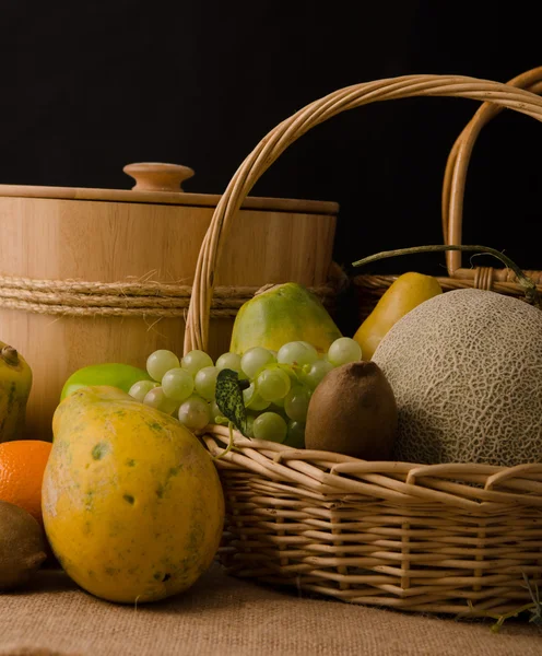 Frukter i mörk bakgrund — Stockfoto