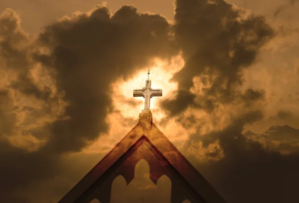 Cruz dramática en una iglesia con un estado de ánimo sombrío nublado — Foto de Stock