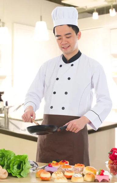 Asiatischer chinesischer Koch bereitet mit Küche Essen für seinen Kunden zu — Stockfoto