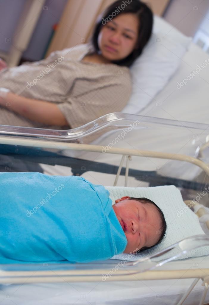 Bebé Recién Nacido Niña Asiática En El Hospital Fotos, retratos, imágenes y  fotografía de archivo libres de derecho. Image 22703495