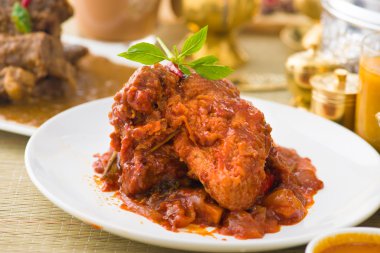 Körili tavuk rendang pişmiş baharatlı sos ile Hint tarzı bir