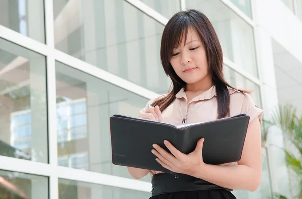 Aziatische chinese vrouwelijke student in formele slijtage — Stockfoto