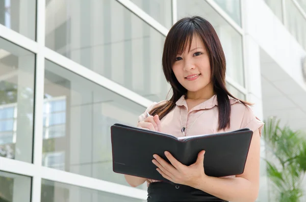 Asiatico cinese femmina studente in formale usura — Foto Stock