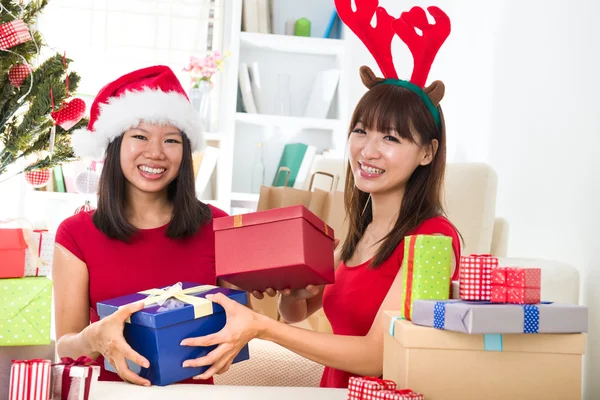 Chiński dziewczyna przyjaciółmi podczas uroczystości Bożego Narodzenia — Zdjęcie stockowe