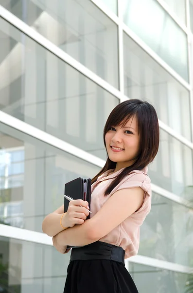 Азіатська китайська студентка в офіційному одязі — стокове фото
