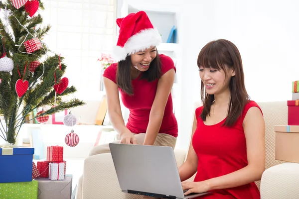 Japanische Freundinnen während einer Weihnachtsfeier lizenzfreie Stockfotos